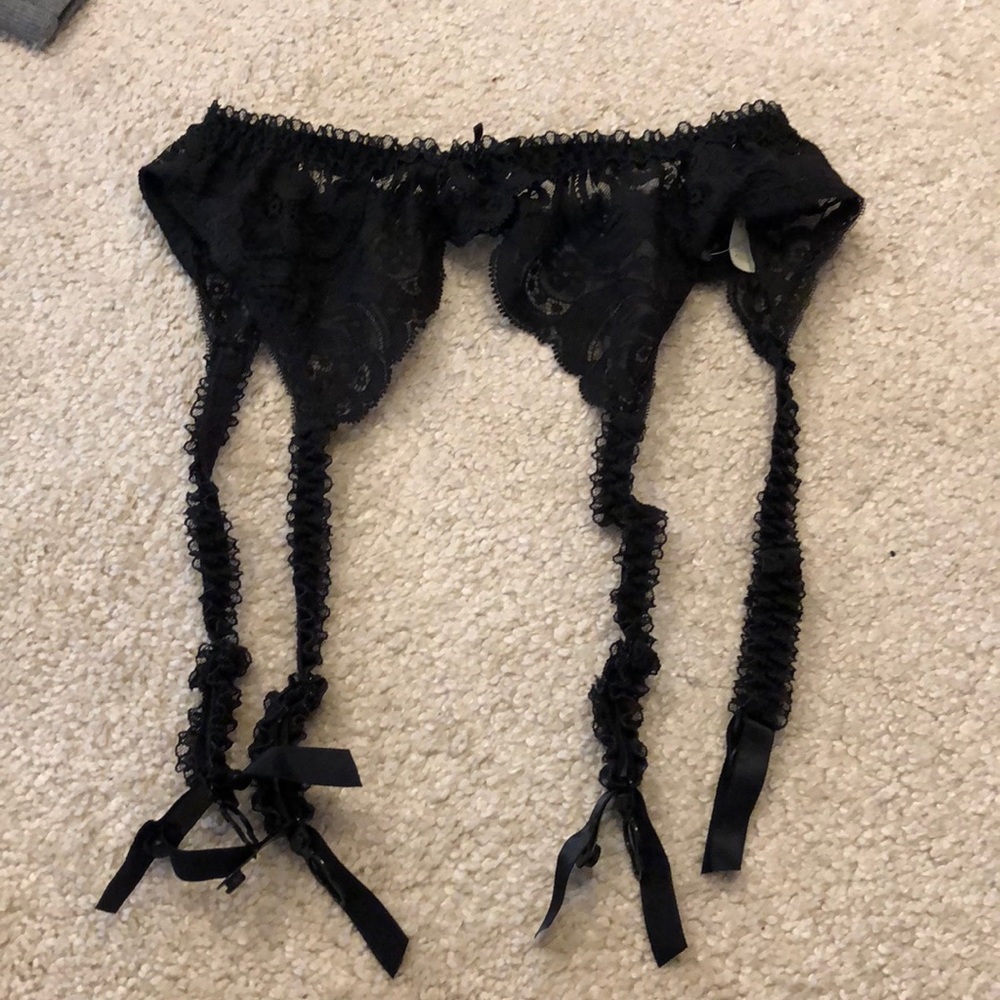 Black lace VS garter belt - Picture 6 of 13